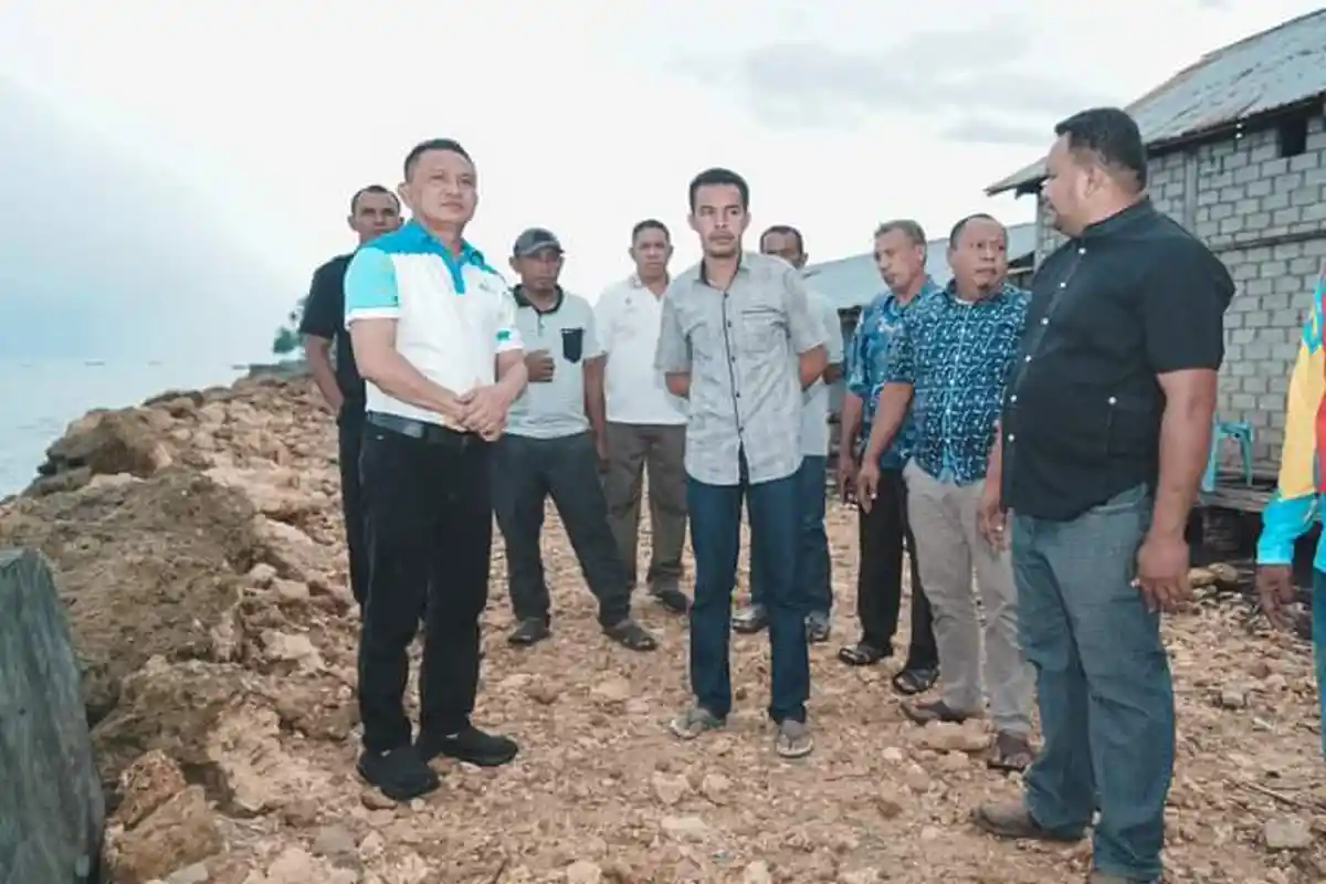 Sehari Setelah Dilantik, Pj Bupati Morotai M. Umar Ali Langsung Cek Talud Penahan Ombak di Desa Mira