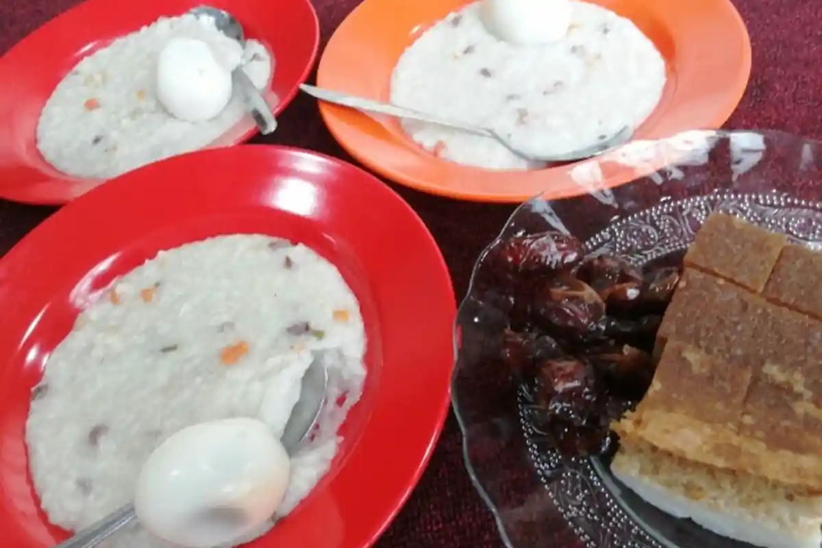 Bubur Plus Telor Sebiji Jadi Menu Tetap Berbuka di Masjid Jami