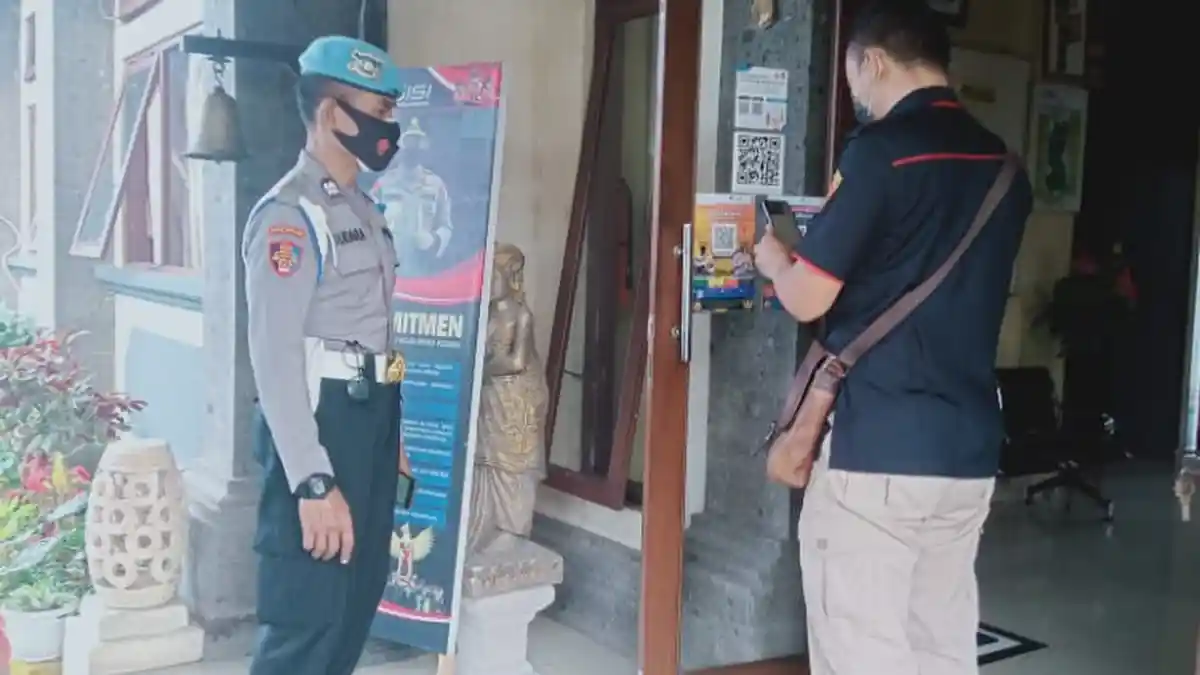Perketat Pengawasan, Memasuki Polsek Abiansemal Wajib Scan QR Code Peduli Lindungi