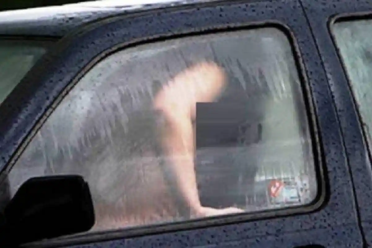 Suami Pergoki Istri Sah sedang Berduaan di Dalam Mobil dengan Pria Selingkuhan, Kaca Pintu Diketuk