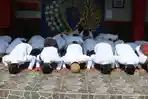para-narapidana-di-lapas-kelas-ii-b-sujud-syukur-seusai-bebas-dari-penjaraa.jpg