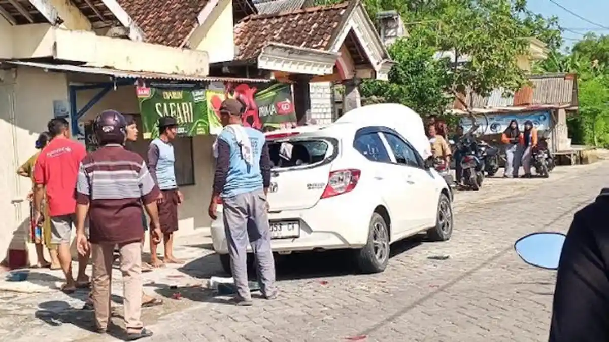 Pria di Bojonegoro Kalap Lalu Hancurkan Mobil Istrinya di Depan Sekolah