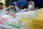 Petugas BPOM Memeriksa Takjil Pedagang Takjil Ramadan