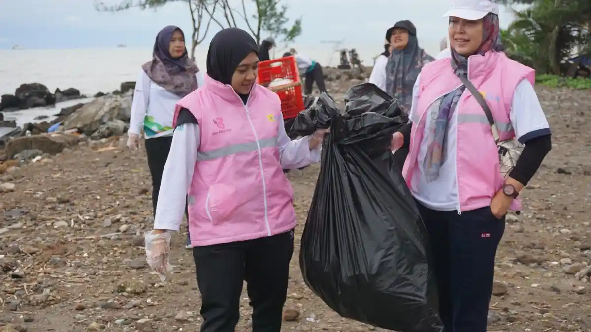 Peringati Hari Lingkungan Hidup Sedunia, PLN Gelar Aksi Bersih Pantai di Semarang