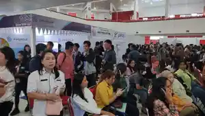 Ferdi-Guhuhuku-Tribun-ManadoRatusan-Fresh-Graduate-Serbu-Unsrat-Job-Fair-2023-di.jpg
