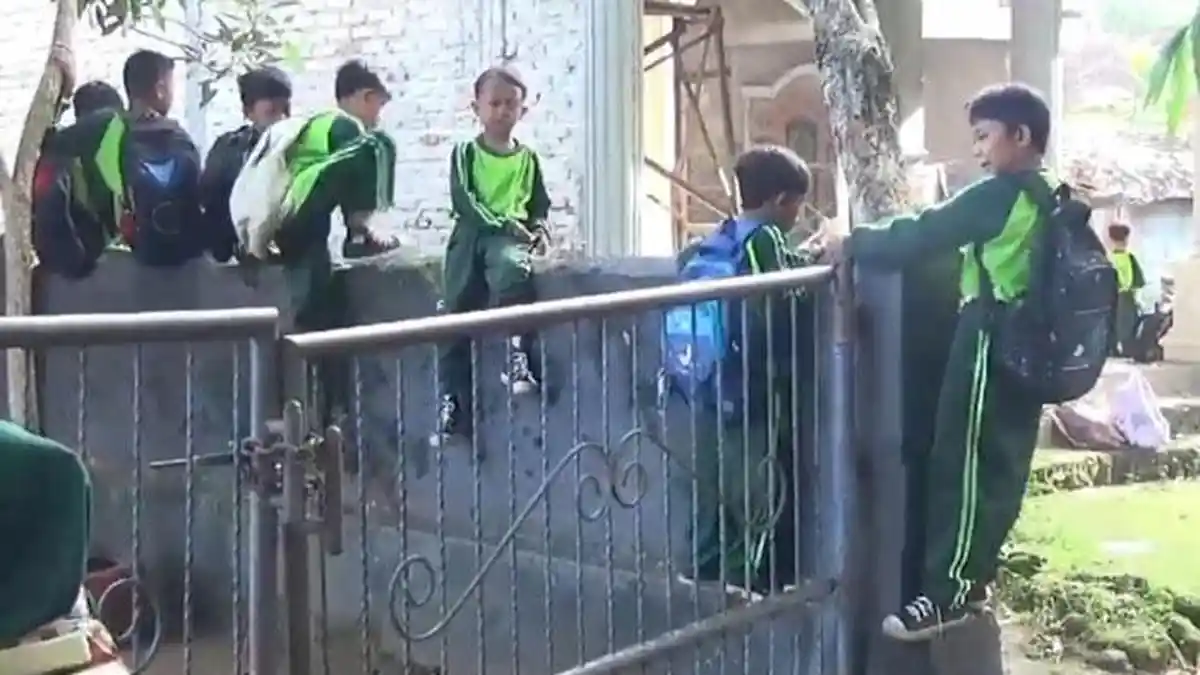 SDN 2 Buddan di Bangkalan Disegel Ahli Waris, Siswa Lompati Pagar, Guru Tak Bisa Mengajar