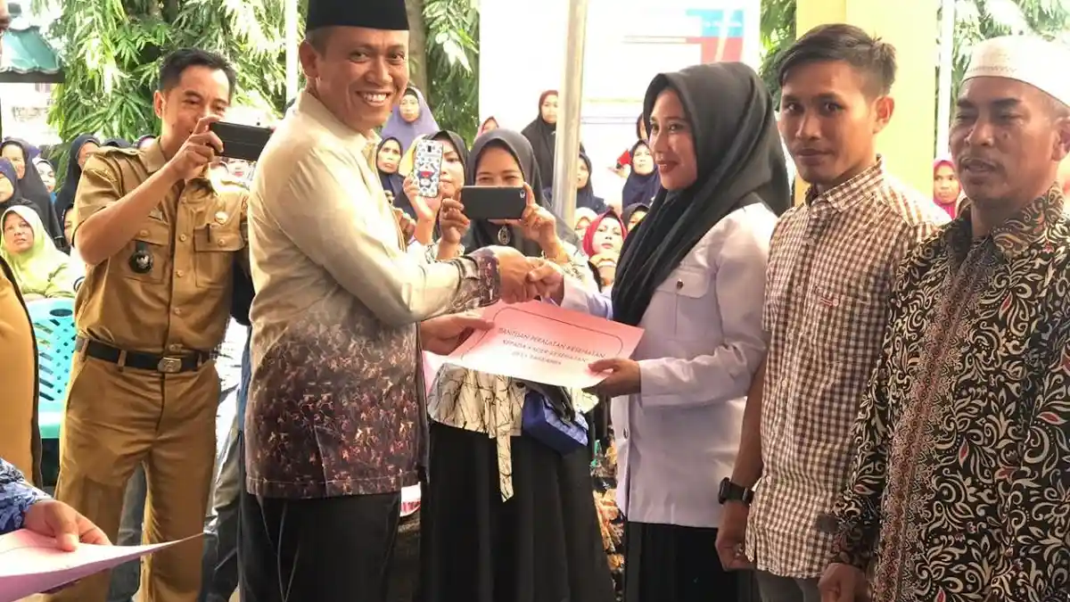 Bupati Takalar Serahkan Bantuan ke Warga Pakabba