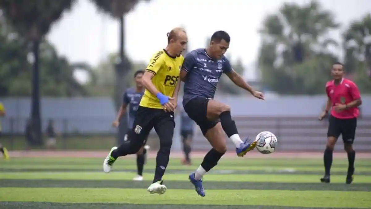 Di Bawah Guyuran Hujan Deras, Persipa Pati Menang 2-0 Lawan Persiba Balikpapan dalam Laga Uji Coba