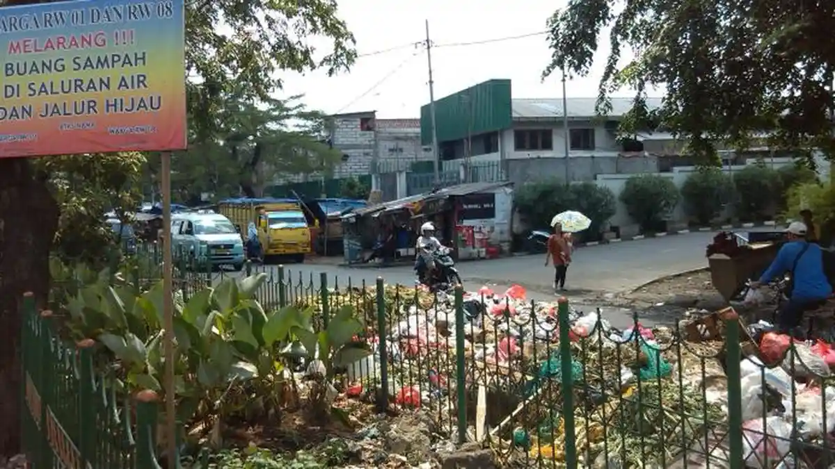 Sampah di Sekitar Pasar Klender Menumpuk, Petugas Sulit Dihubungi