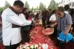 Pemakaman Suami Mantan Menkes Nafsiah Mboi