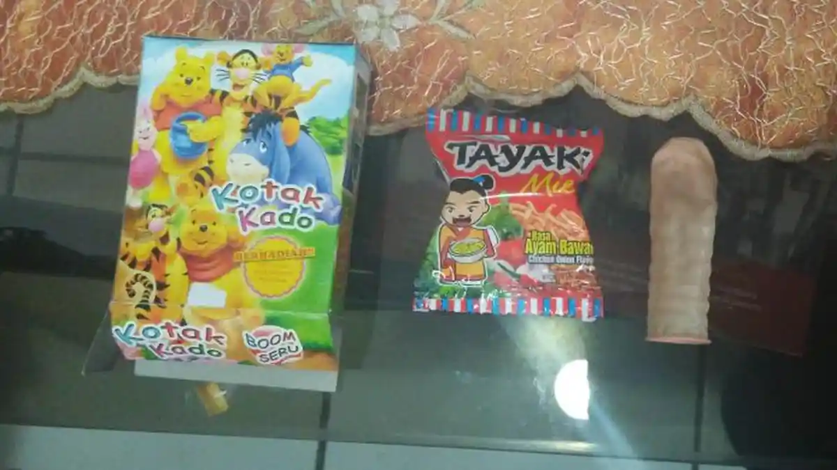 Orang Tua Khawatir Anaknya Beli Mainan Kado Berisi Kondom