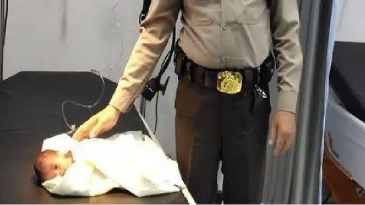 Dengar Suara Tangisan, Warga Temukan Bayi Berselimut Jaket Hitam di Tempat Sampah