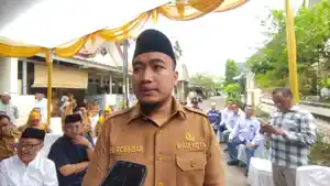 Wali-Kota-Cilegon-Robinsar-mengung.jpg