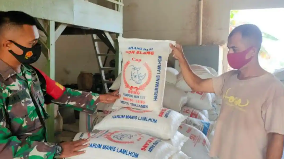 Babinsa Lhoknga Pantau Stok Beras