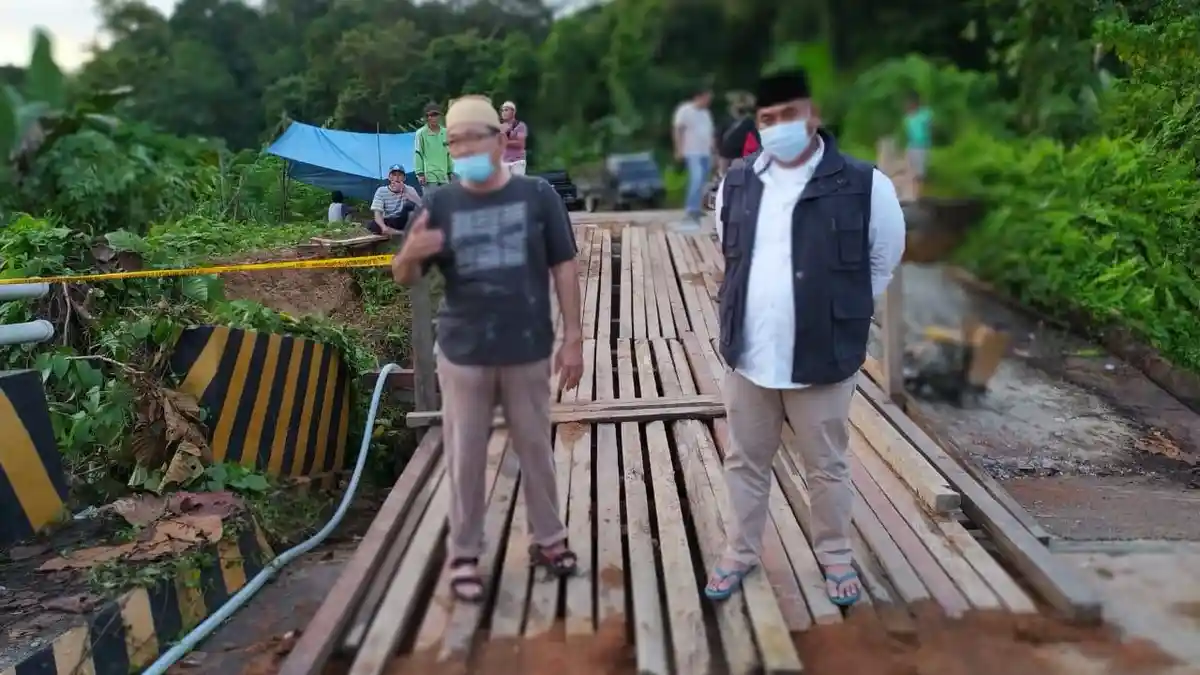 Bupati Kukar Edi Damansyah Tinjau Jembatan Penjalin yang Ambruk di Tabang