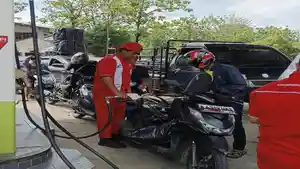 Antrean-Makin-Panjang-Harga-Pertalite-Eceran-di-Lubuklinggau-Naik-Jadi-Rp15-Ribu-per-Liter.jpg