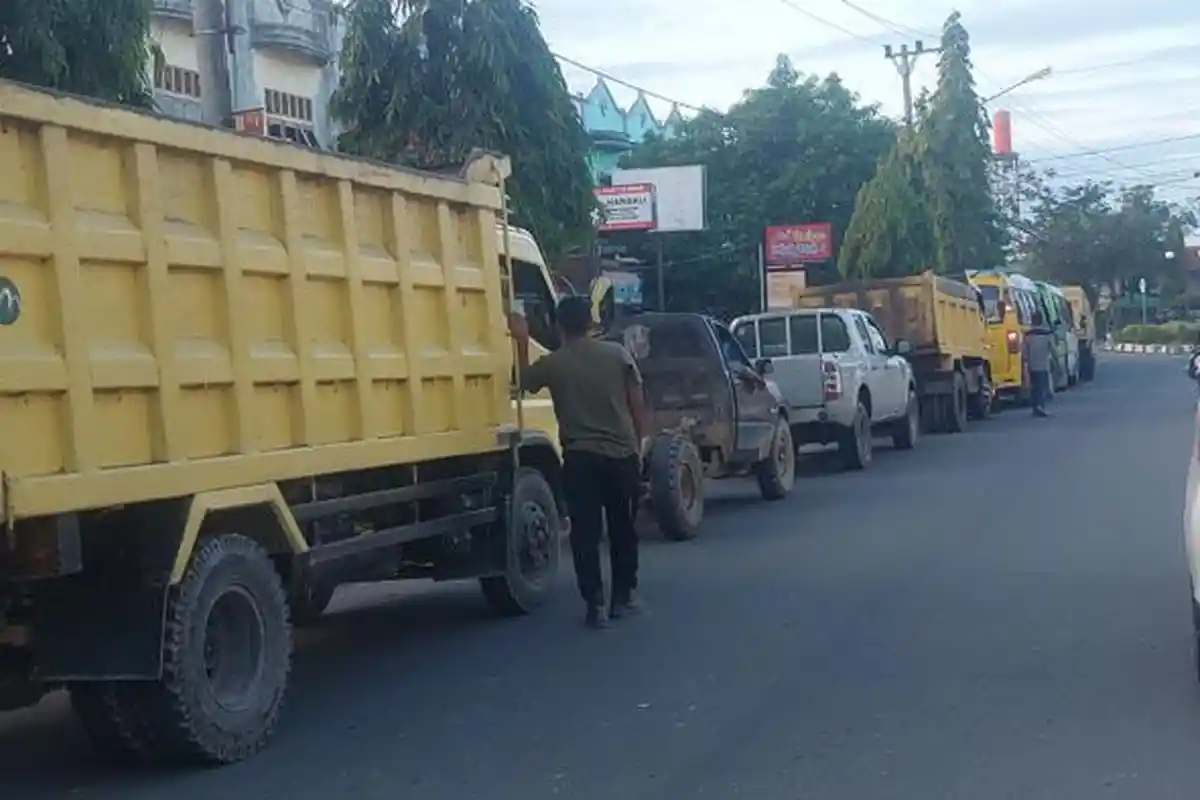 Pagi Ini Solar Masih Sulit, Mobil Angkutan Umum Antre Panjang di SPBU Harapan Langsa