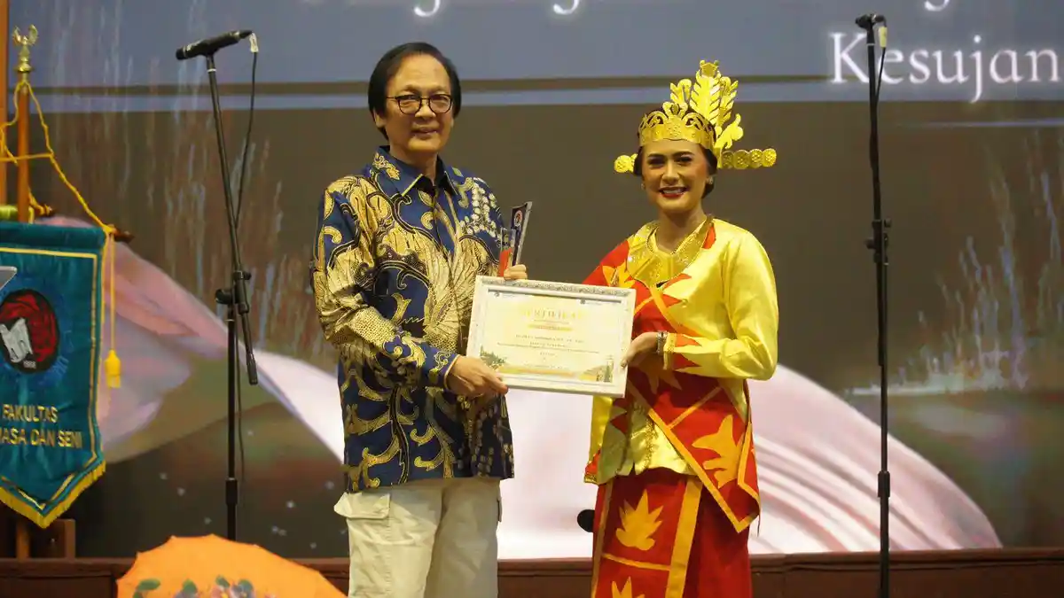 UKSW Kampus Pancasila Beri Penghargaan kepada Dr. H.C Sudhamek AWS dan Mayor Inf Muhlisin