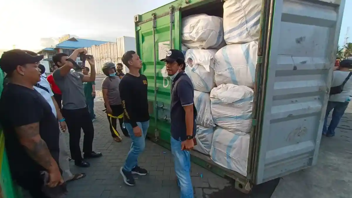 Diduga Isi Ballpress, Polda Kaltara Bongkar 5 Kontainer di Tarakan, Selidiki Keterlibatan Polisi