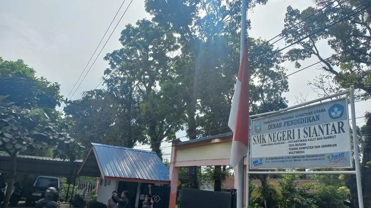 5 Guru Tewas Seketika Dalam Kecelakaan, SMK Negeri 1 Siantar Pasang Bendera Setengah Tiang