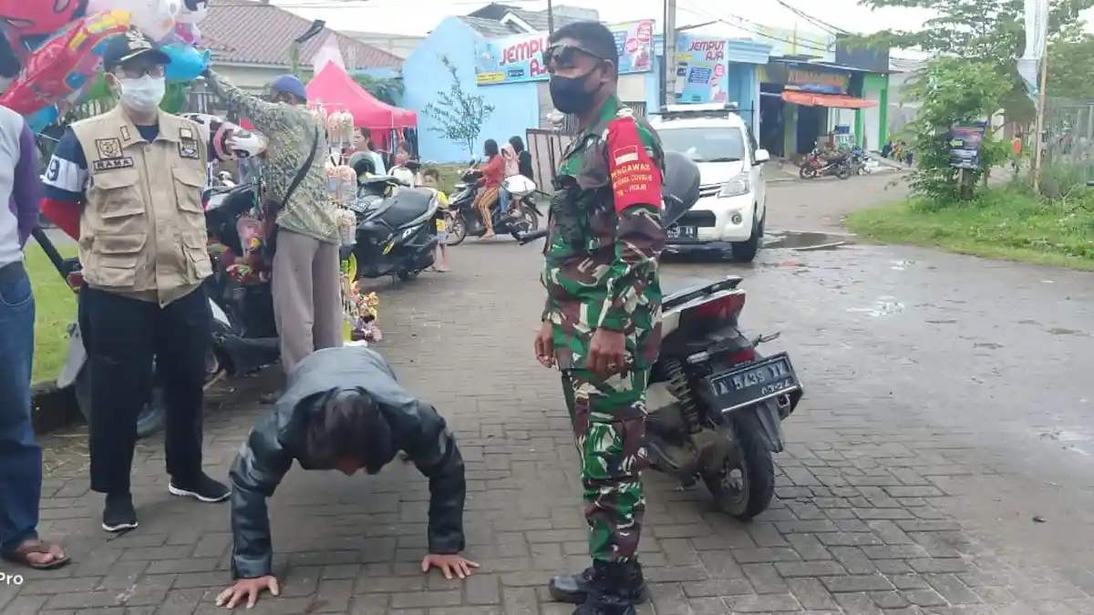 Warga Kabupaten Tangerang Terkena Sanksi Push-up saat Program Gerebek Masker