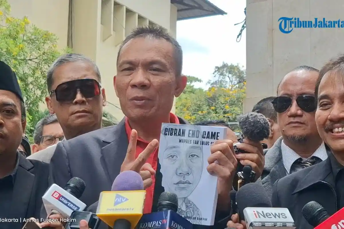 Rismon Sianipar Pamer Buku "Gibran End Game", Klaim Temukan Fakta Wapres Tak Lulus SMA