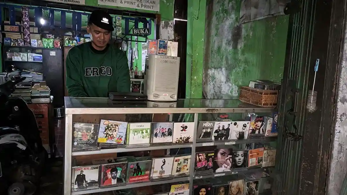 Inilah Sosok Edwin Abiresta, Kolektor dan Penjual Kaset CD Langka di Era Generasi Beta