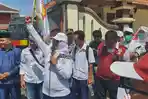 Wakil-Ketua-DPRD-Pamekasan-Khairul-Umam-bersama-orator-demonstrasi-dr-Tri.jpg