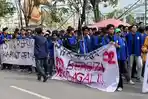 Barisan-mahasiswa-yang-mengenakan-almamater-dari-berbagai-warna.jpg