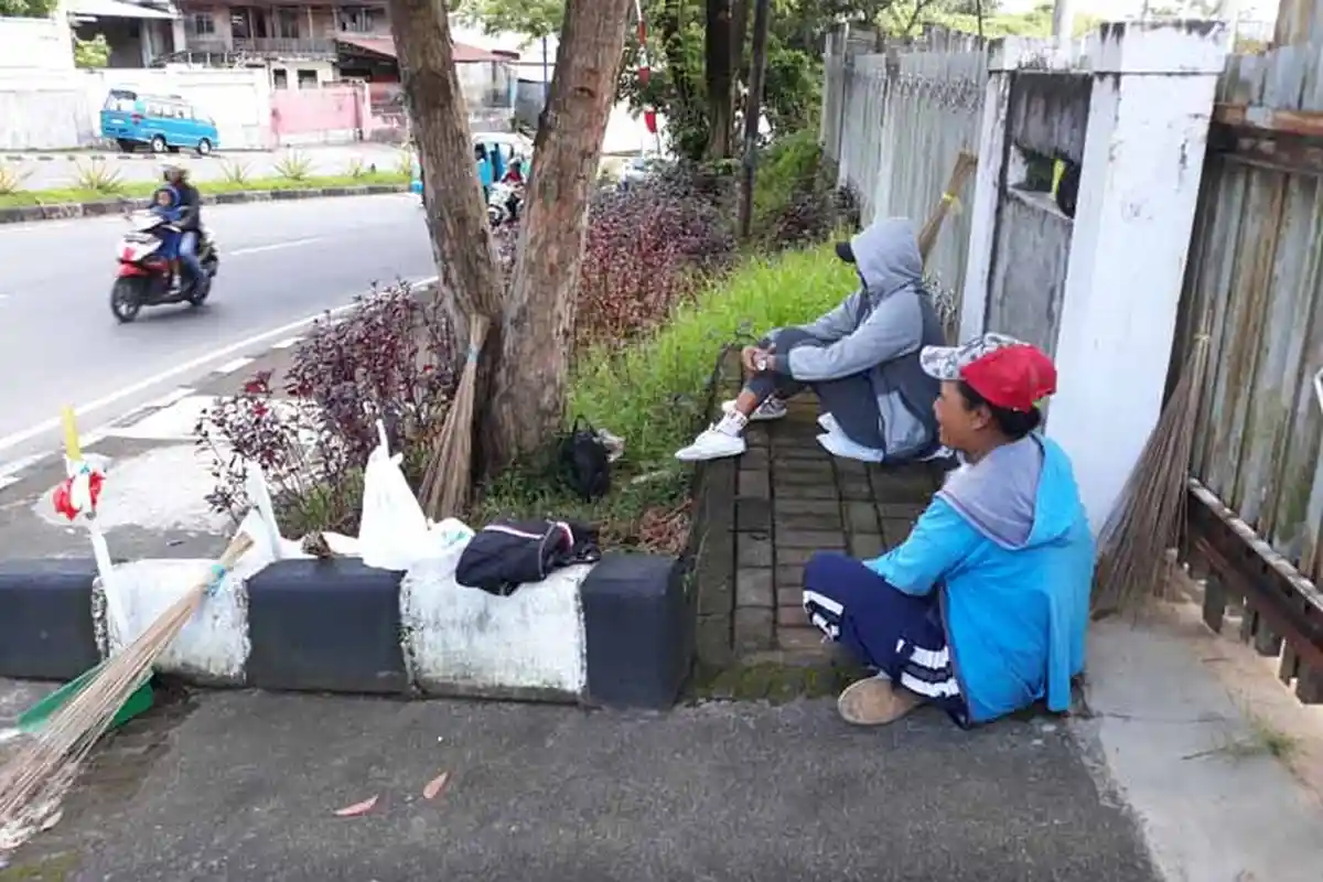 Ini Pendapatan Tukang Sapu di Jalan AA Maramis