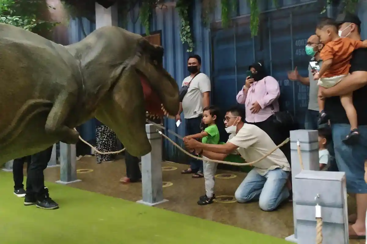 Dibawa Dari Masa Lalu, Dinosaurus Purbakala Time Travel ke City Centrum Samarinda
