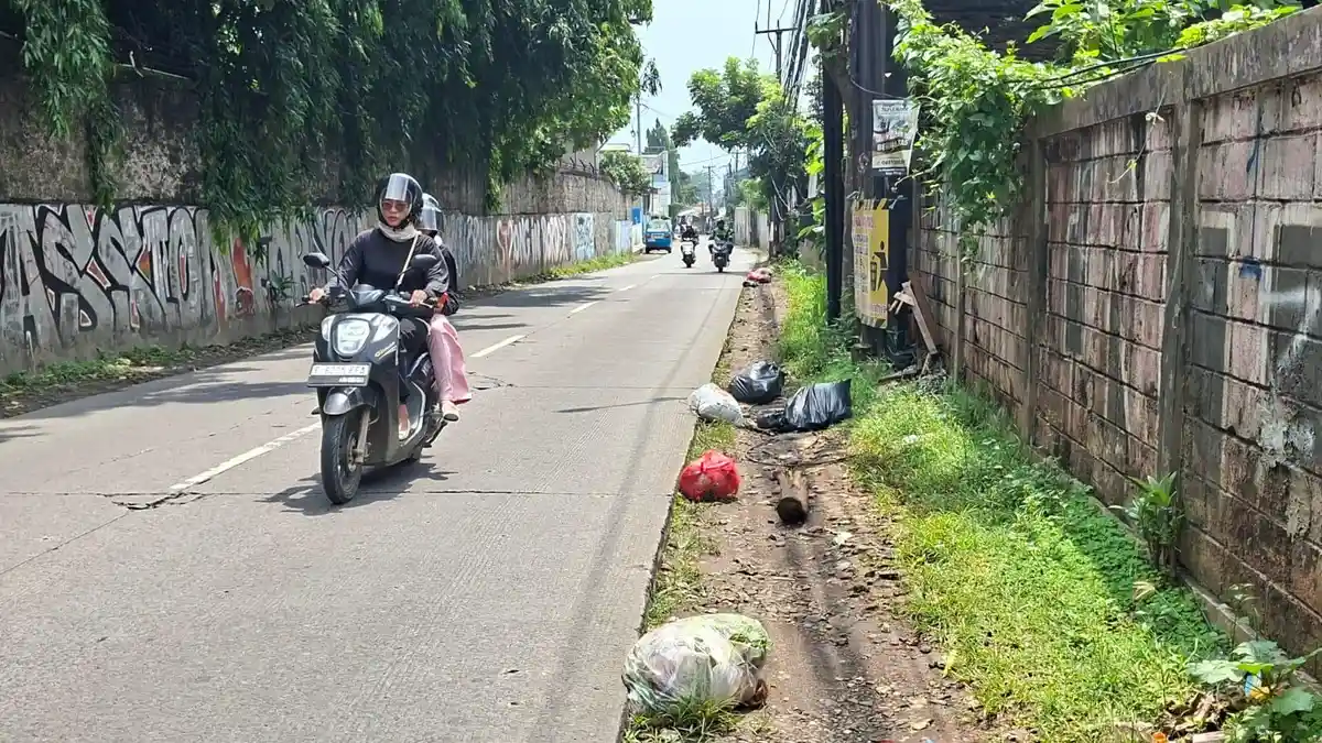 Sampah Berserakan di Jalan Pekapuran Cimanggis Depok Resahkan Warga