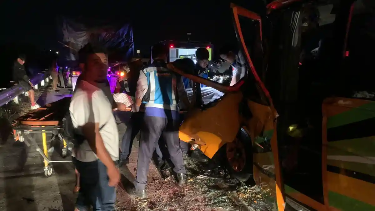 Minibus Angkut 8 Orang dari Banyuwangi Kecelakaan di Tol Madiun-Kertosono