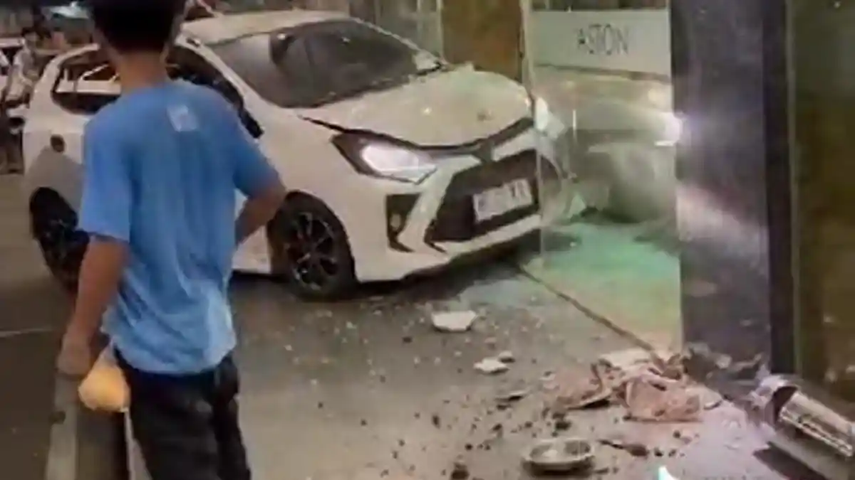 Viral di Batam Mobil Hantam Kaca Hotel di Thamrin City