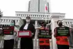 Aksi Teatrikal Pembatalan PP 99/2012 di Mahkamah Agung