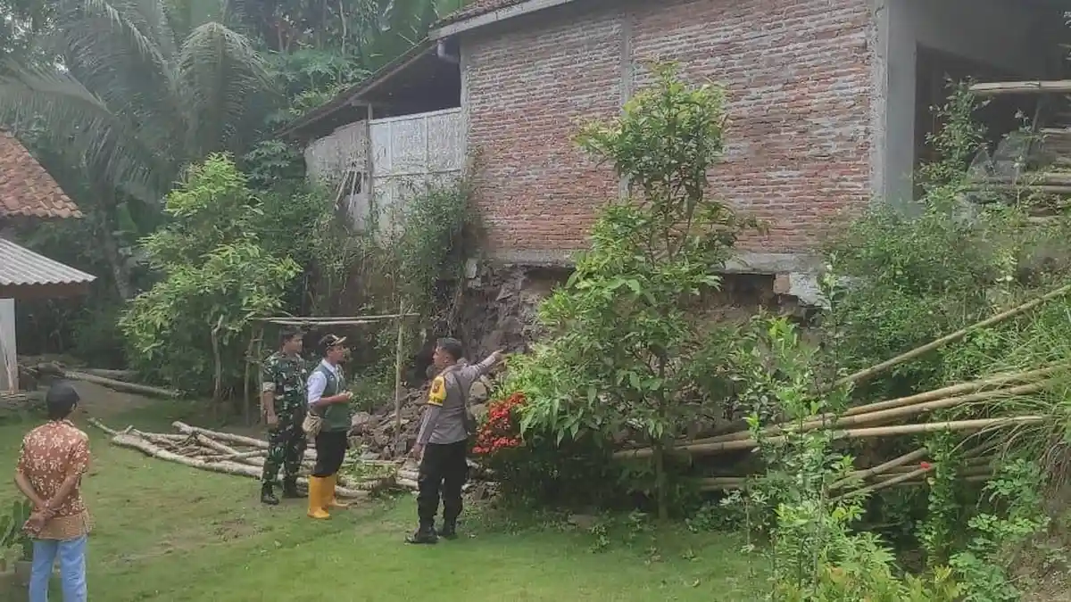Turap 6 Meter di Gandrungmangu Cilacap Ambrol, Satu Keluarga Lari Mengungsi