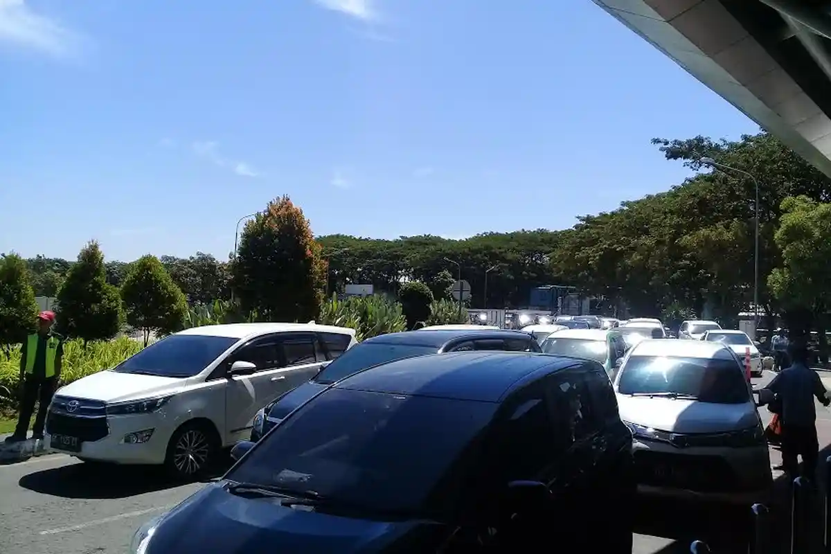Ada Pengalihan Jalur, Antrean Kendaraan Terjadi di Area Drop Zone Bandara Hasanuddin