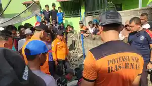 evakuasi-warga-masuk-sumur-1352026.jpg