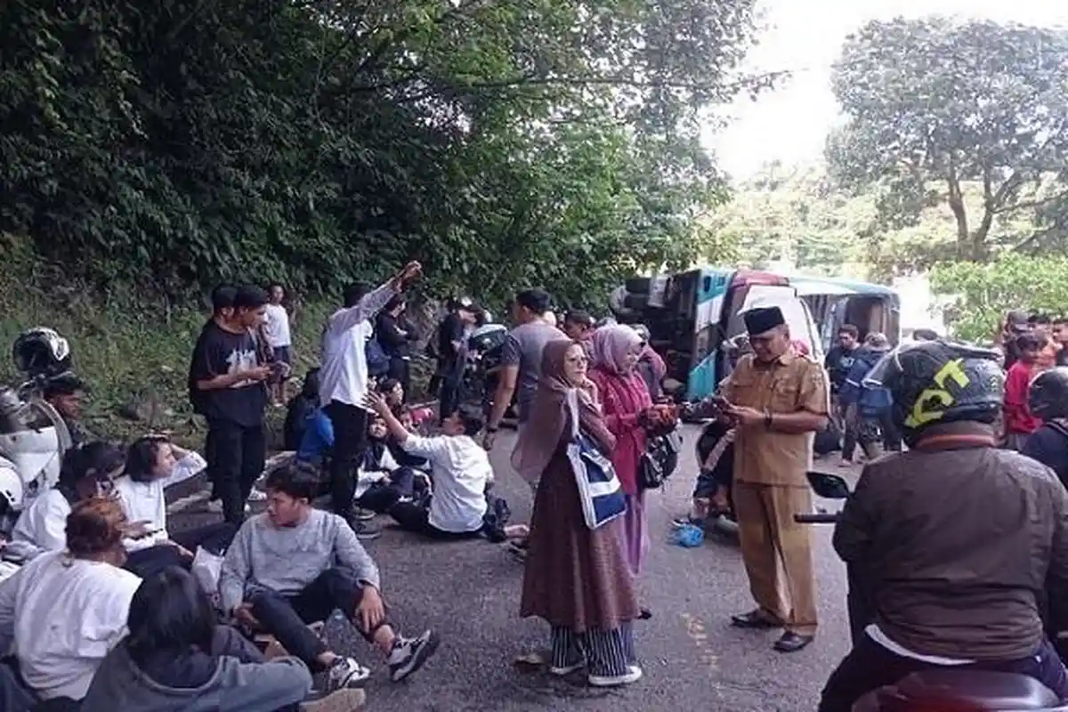 Kecelakaan di Silaiang Bawah Padang Panjang, 1 Unit Bus Terbalik dan Melintang di Tengah Jalan