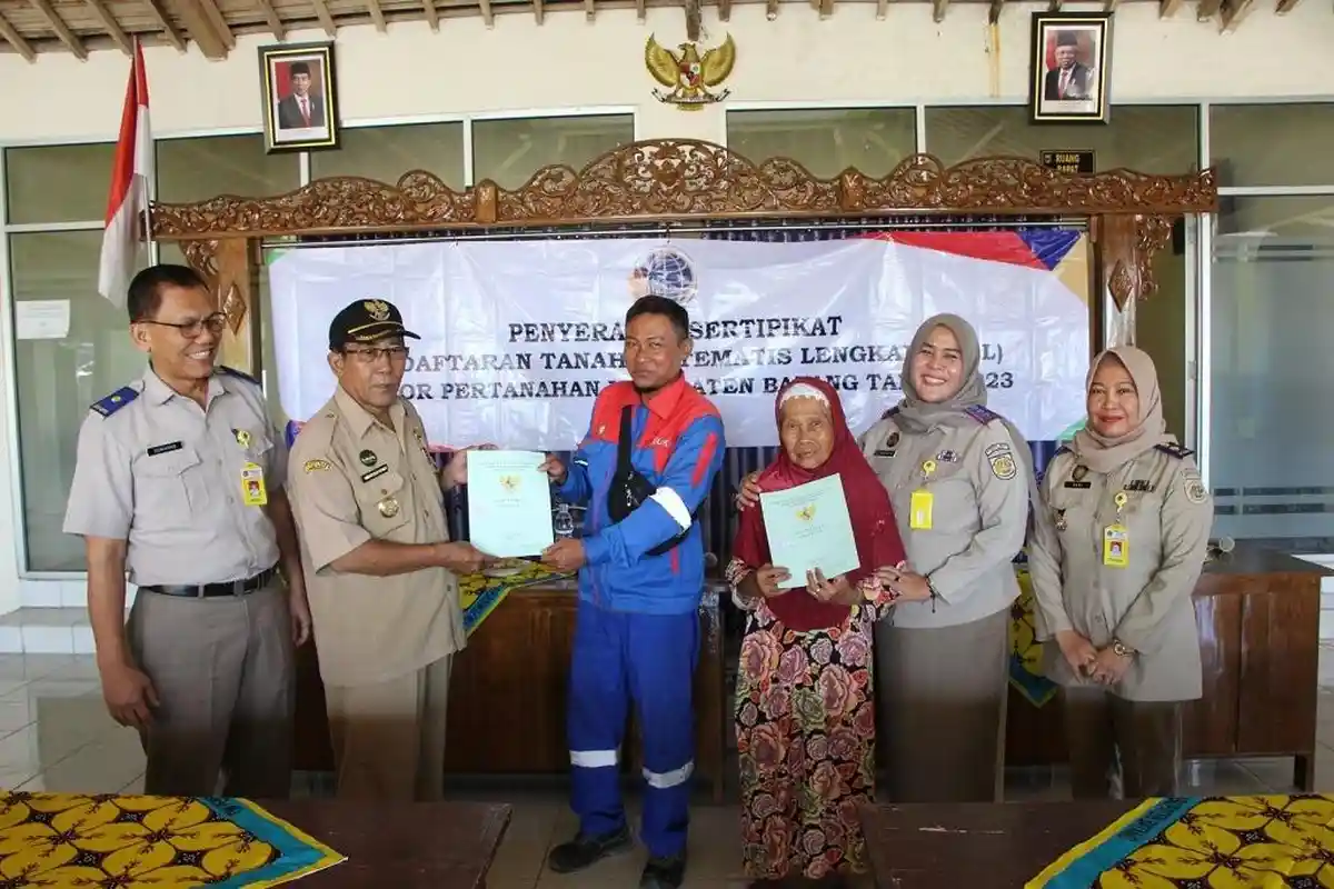 BPN Batang Serahkan 30 Sertifikat Program PTSL di Desa Pucanggading