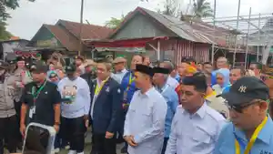 Pasangan-calon-Bupati-Kolaka-Amri-Jamaluddin-dan-Husmaluddin-didampingi-Pasha-Ungu-daftar-ke-KPU.jpg