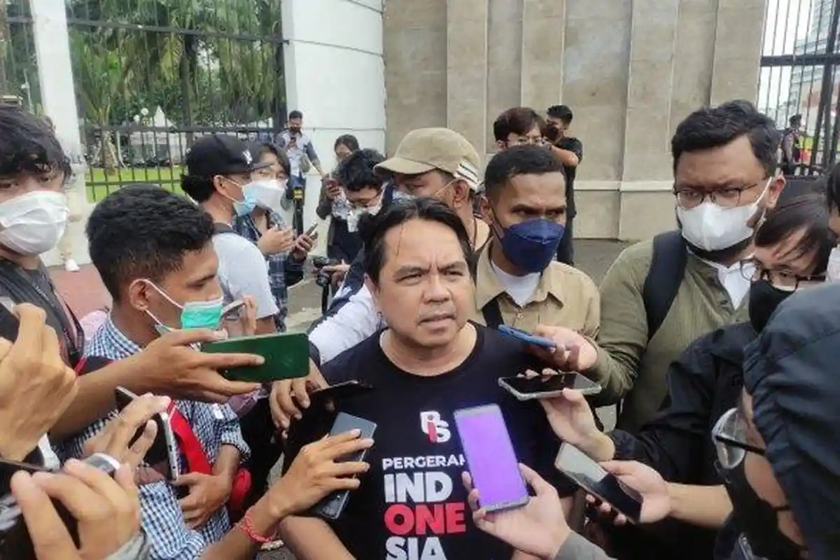 Ade Armando Bikin Konten YouTube saat Datangi Demo Mahasiswa di DPR, Dikeroyok Karena Sosok Ini