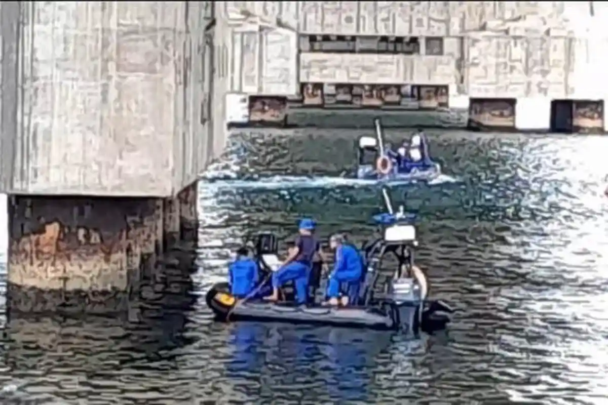 Penyelam Ditpolairud Polda Sultra Diterjunkan Cari Korban Hilang di Sekitar Jembatan Teluk Kendari