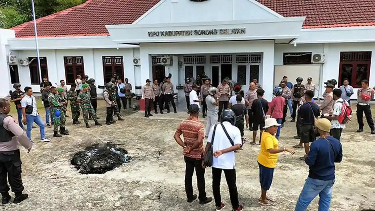 Rusuh Lagi, Warga Imekko Lempar Batu ke Kaca Jendela Kantor KPU Sorong Selatan