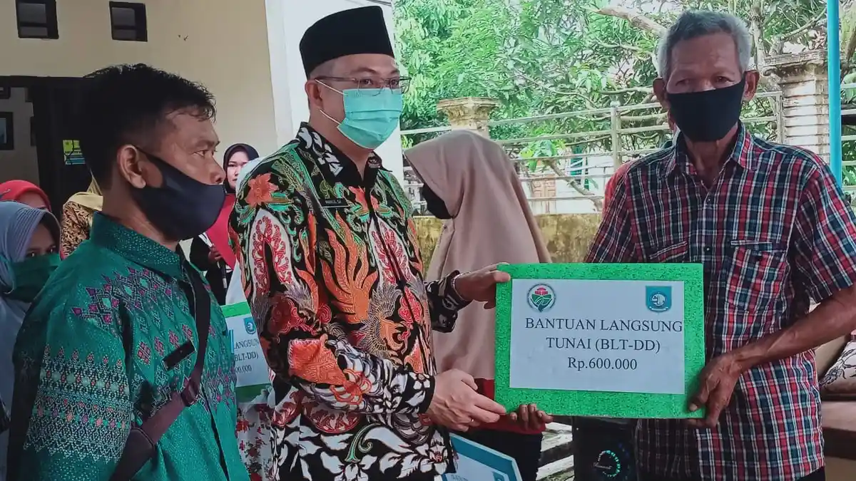 Serahkan BLT Dana Desa, Pesan Markus: Bukan untuk Beli Rokok dan Pulsa