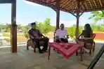 Anggota-Komisi-A-DPRD-DIY-Purwanto-dan-Lurah-Bendungan-Santosa-di-podcast-Ngobrol-Parlemen.jpg
