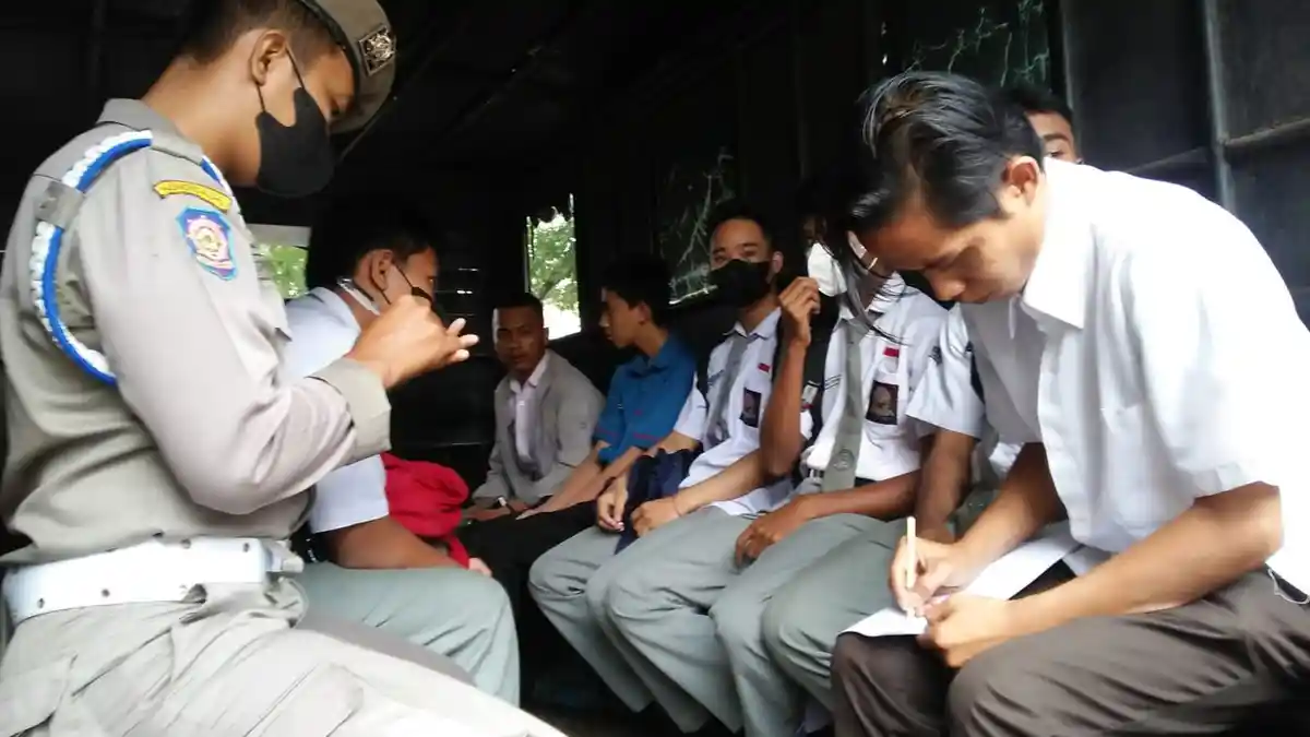 Operasi Kasih Sayang, Tim Gabungan Pemko Medan Jaring Puluhan Pelajar yang Bolos di Warnet dan Kafe