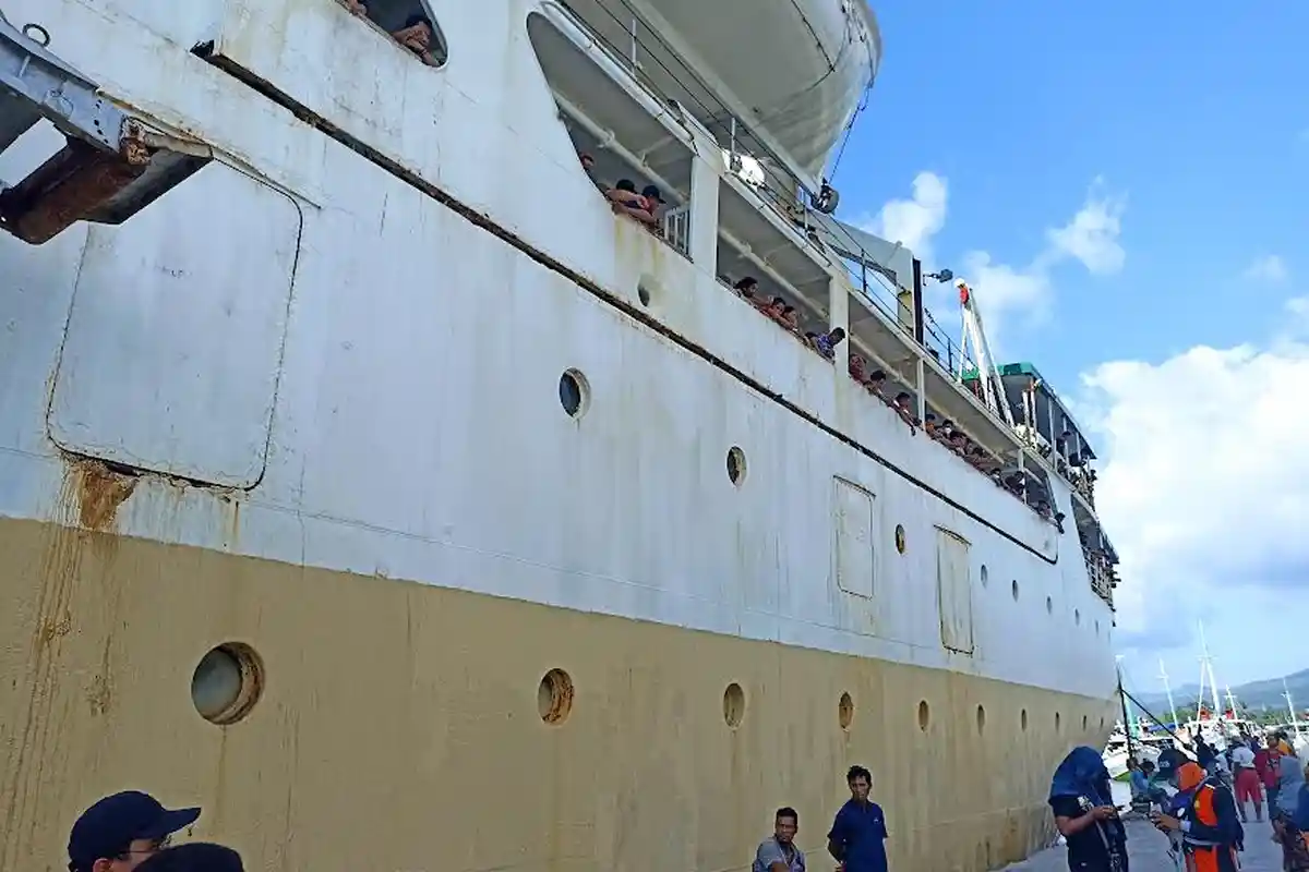 KM Sirimau Bertolak ke Pelabuhan Lorens Say Maumere