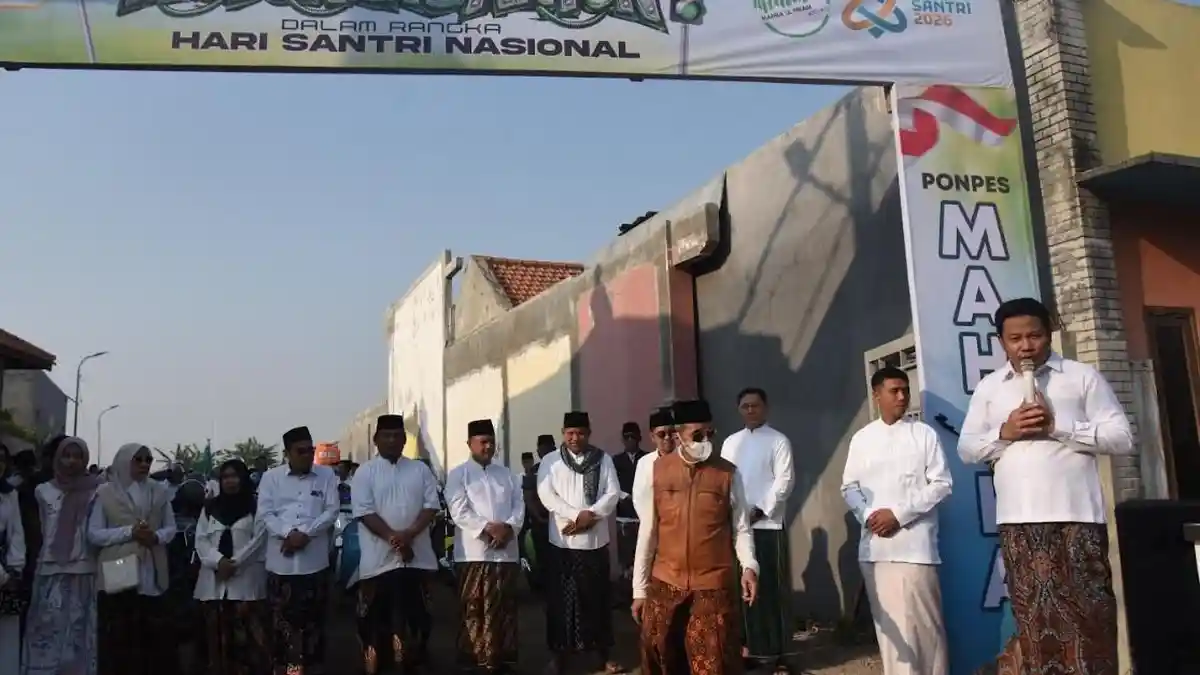 Pakai Sarung, Ratusan Santri danamp; Forkopimda Sidoarjo laksanakan 'Motoran Santun' Peringati Hari Santri
