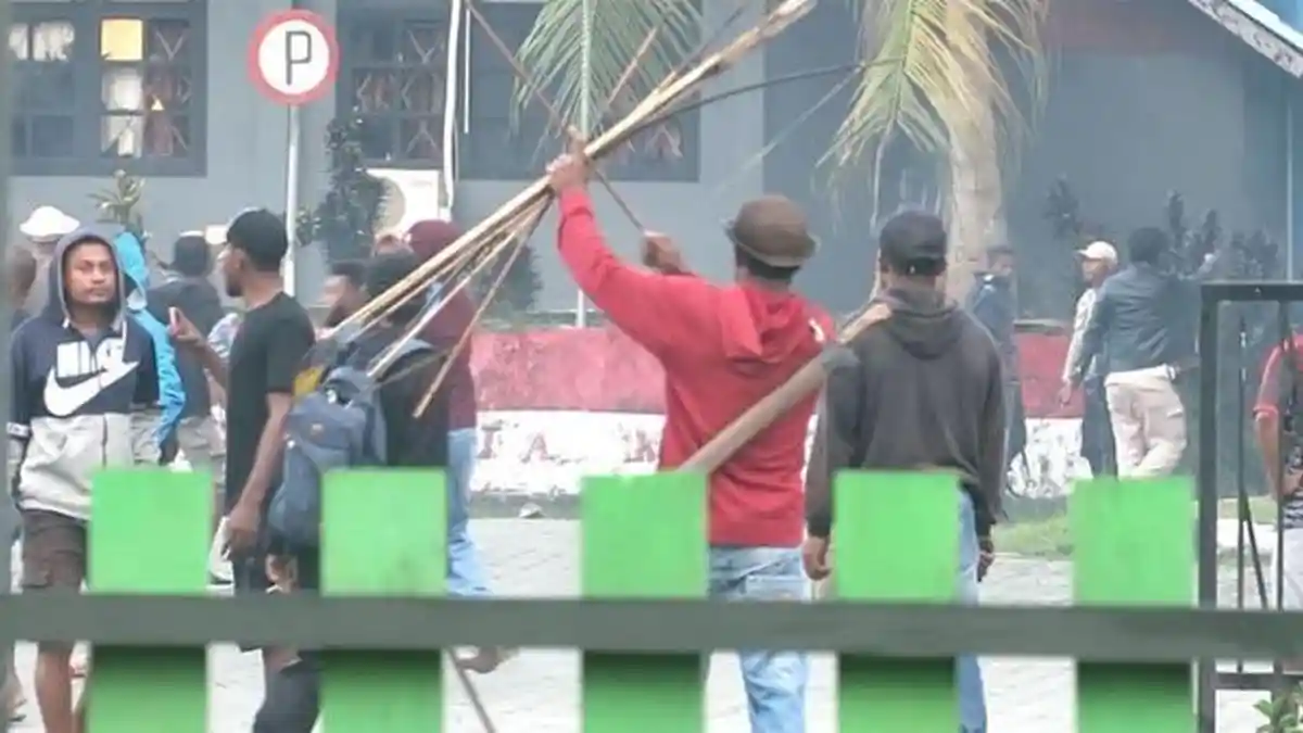 Kantor Bupati Waropen Dirusak Massa, Polda Papua Kirim Tim Usut Tuntas Aksi Perusakan dan Pembakaran